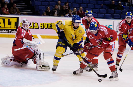 Per Ledin, Sverige, i kamp om pucken framför mål