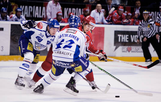 Nikolai Kulemin, Ryssland, tar sig förbi två finska