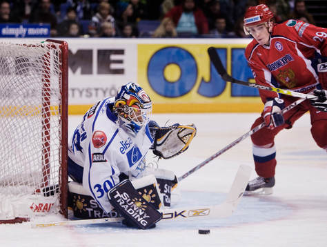 Jussi Markkanen, målvakt, Finland, räddar ett skott
