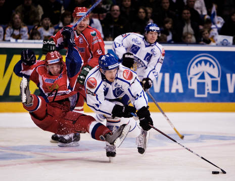 Målskytten Toni Koivisto, Finland, tar sig förbi Sergei