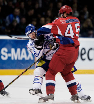 Vitaly Proschkin, Ryssland, trycker till Petri Pakaslahti,