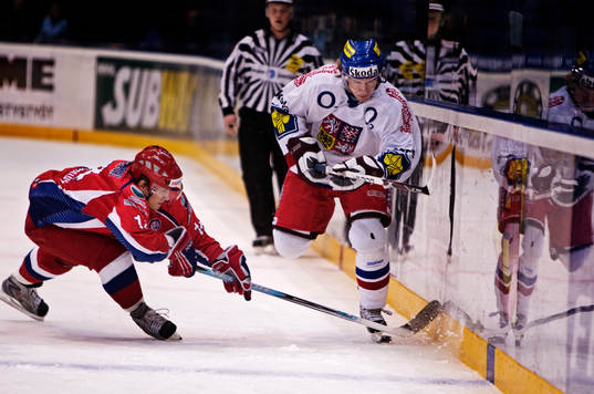 Ivan Nepryaev, Ryssland, försöker stoppa en tjeck