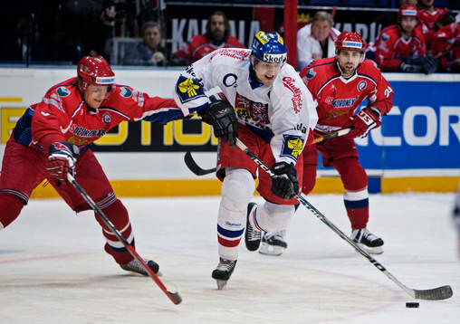 Anton Belov, Ryssland, försöker ta pucken av Petr