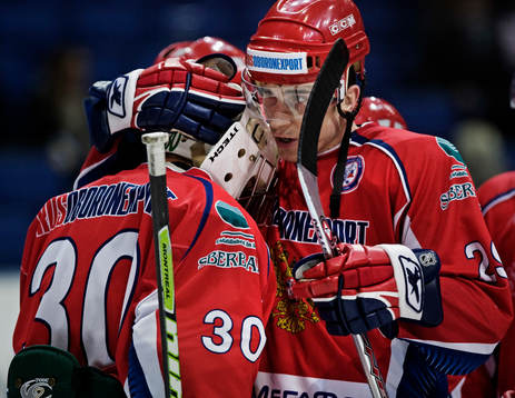 Timofey Shishkanov gratulerar Alexander Yeremenko,