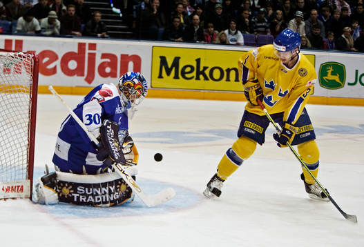Nils Ekman, Sverige, är nära att göra mål på Jussi