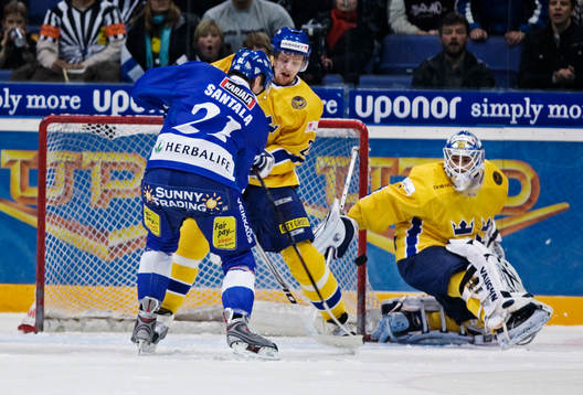 Tommi Santala, Finland, skjuter ett skott i stolpen. Daniel