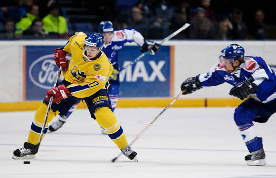 Johan Andersson, Sverige, tar sig förbi en finländare