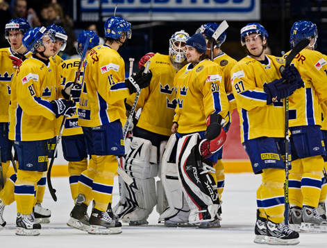 Målvakten Stefan Liv höll nollan. Han gratuleras av