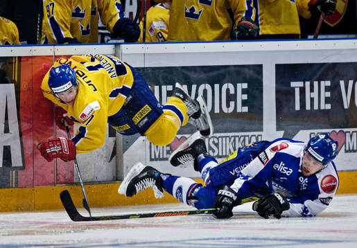 Johan Andersson, Sverige, bjuds på en flygtur av Janne