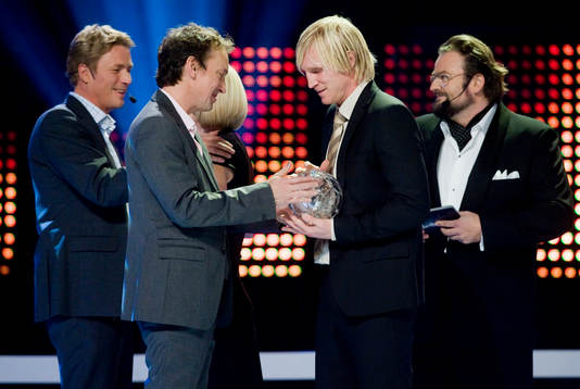 Petter Hansson tar emot priset
