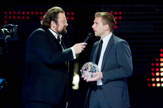 Adam Alsing och Årets Mittfältare, Anders Svensson tar
