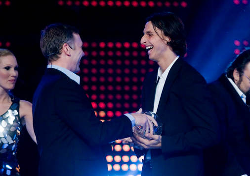 Mikael Persbrant delar ut priset till Zlatan Ibrahimovic