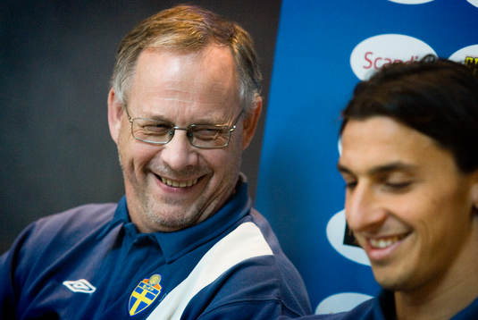 Lars Lagerbäck, förbundskapten, skämtar med Zlatan