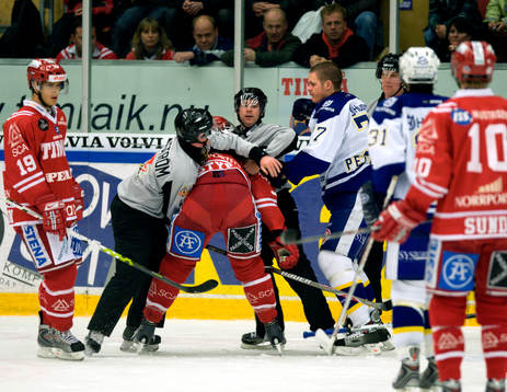 Pär Styf, Timrå och Stefan Pettersson, HV71 slåss