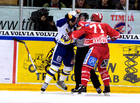 Andreas Jämtin, HV71 och Jonathan Hedström i slagsmål