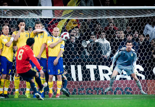 Andreas Isaksson, Målvakt riktar in sig på Xavis, Spanien