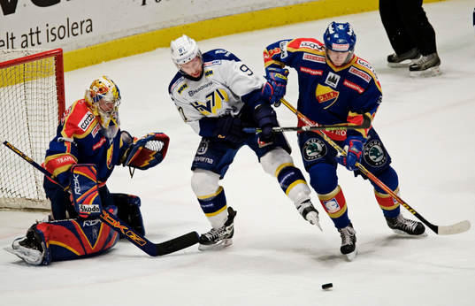 Per Ledin, HV71, är nära att göra mål på Daniel