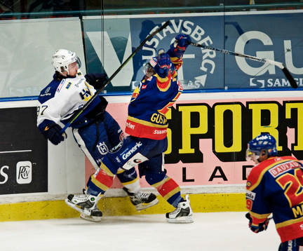 Per Ledin, HV71, och Carl Gustafsson, Djurgården, tacklar
