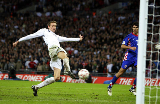 Peter Crouch gör Englands andra mål