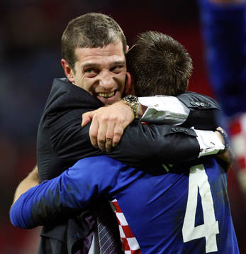 Slaven Bilic, förbundskapten, Kroatien kramar om en av