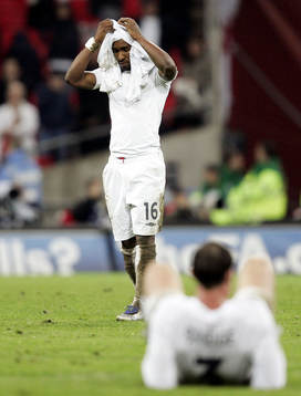 Jermain Defoe och Wayne Bridge (sittande), England, depp
