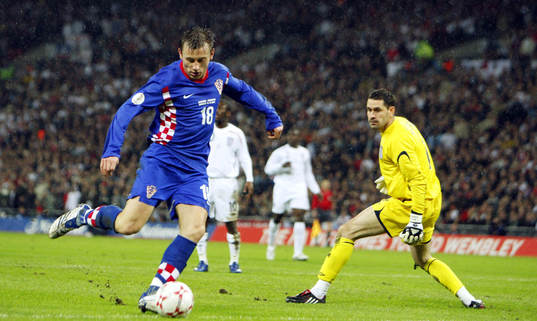Ivica Olic, Kroatien gör andra målet, Scott Carson,