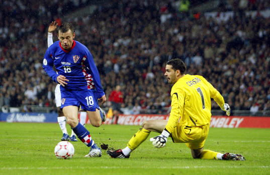 Ivica Olic, Kroatien gör andra målet och Scott Carson,