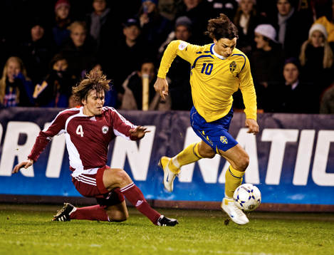Zlatan Ibrahimovic, Sverige, tar sig förbi Dzintars