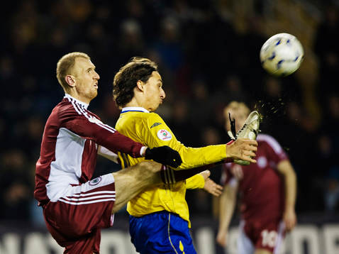 Igors Stepanovs, Lettland, trycker till Zlatan Ibrahimovic,