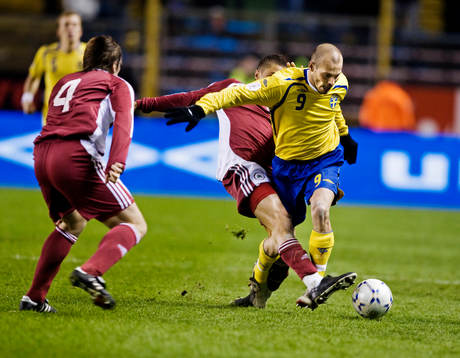 Fredrik Ljungberg, Sverige, tar sig förbi två letter