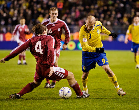 Fredrik Ljungberg, Sverige, tar sig förbi Dzintars Zirnis,