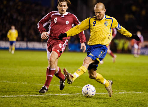Fredrik Ljungberg, Sverige, tar sig förbi Dzintars Zirnis,