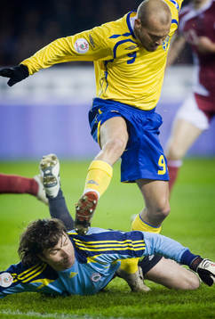 Fredrik Ljungberg, Sverige trycker på Aleksandrs Kolinko,