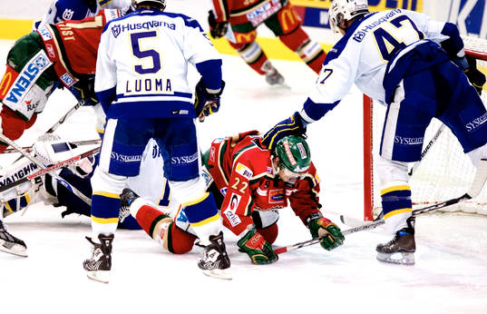 Jonas Esbjörs, Frölunda trycks ner
