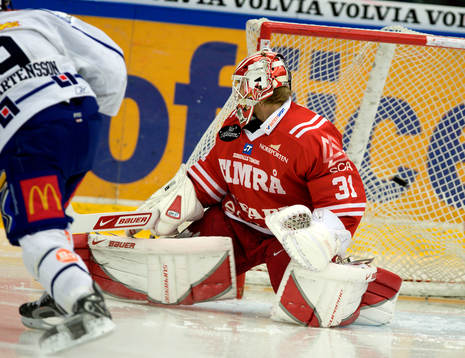 Johan Backlund, Målvakt Timrå släpper ännu en puck