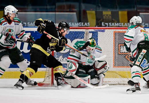 Patrik Bergström, AIK, oroar framför Rögles mål
