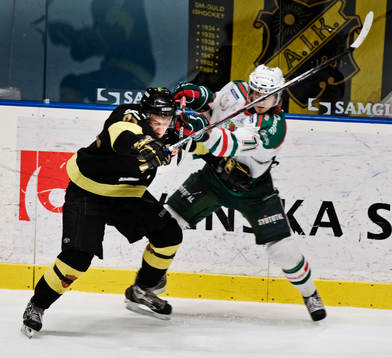 Viktor Hansson, AIK, blir tacklad av Peter Lorentzen, Rögle