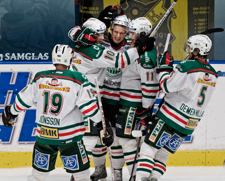Lagkamraterna gratulerar Martin Johansson, Rögle, för