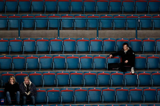 Publiken i Hovet blir färre och färre till antalet. Tomma