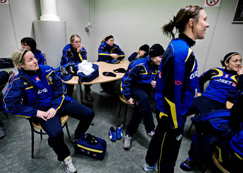 Damlandslaget i pressrummet. Victoria Svensson och Hanna