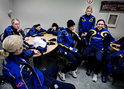 Damlandslaget väntar i pressrummet på Råsunda
