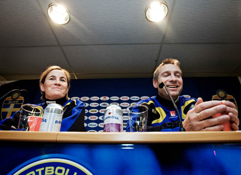 Lilie Persson och förbundskaptenen Thomas Dennerby håller