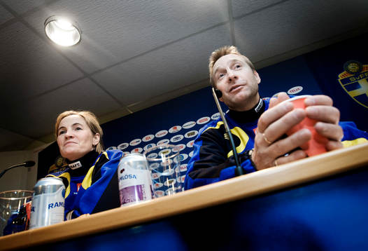 Lilie Persson och förbundskaptenen Thomas Dennerby håller
