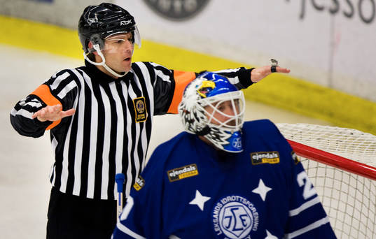 Wolmer Edqvist, domare och Edward Belfour, målvakt