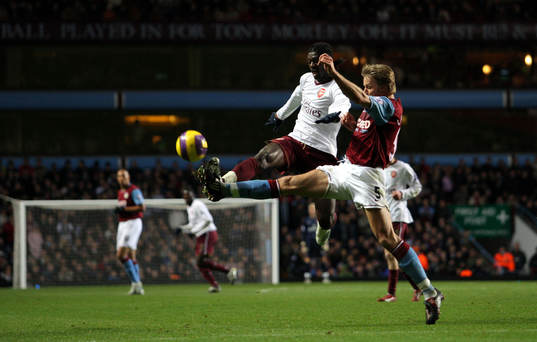 Martin Laursen, Aston Villa och Emmanuel Adebayor, Arsenal