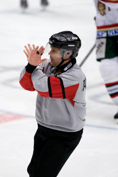 Thomas Andersson, domare utvisar Karol Krizan, Målvakt Modo