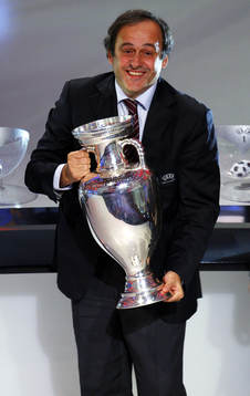 UEFAs President, Michel Platini med pokalen