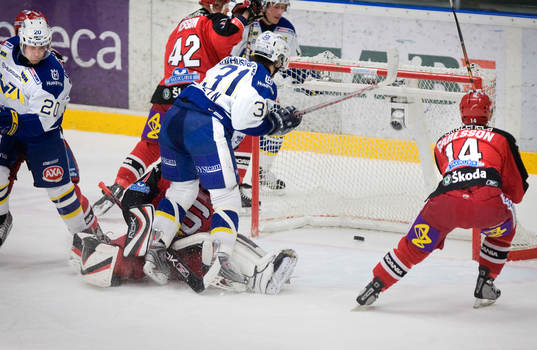 Björn Melin, HV71, slår lätt in pucken bakom Jhonas