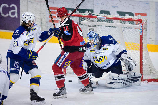 Robert Carlsson, Södertälje, styr in pucken bakom Stefan
