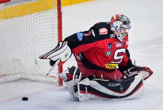 Jhonas Enroth, målvakt, Södertälje, släpper in pucken